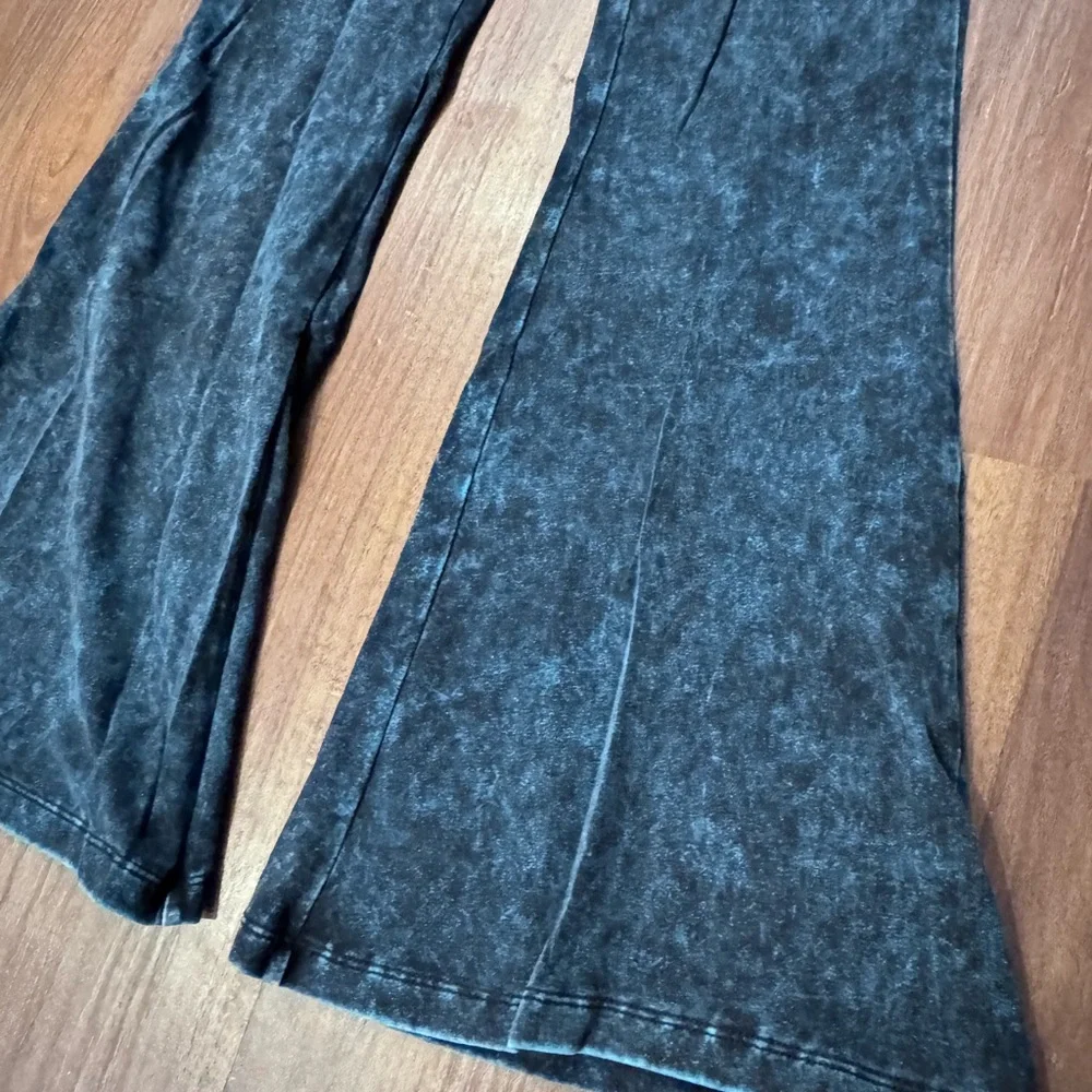 Dressed in LALA Flared Leggings - Picture 2 of 6